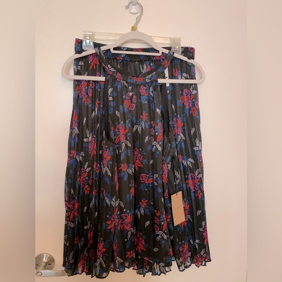 Blouse and skirt set. - Picture 7 of 8